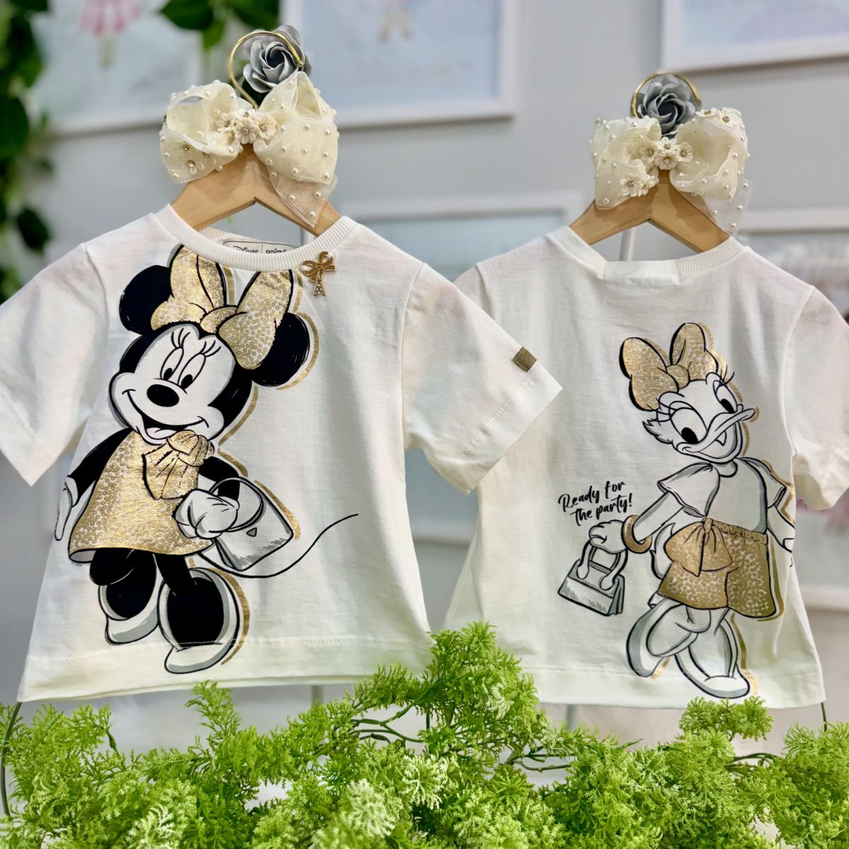 Blusa Infantil Animê Off White Minnie Dourada Frente Verso Margarida Aplicação Laço Dourado Strass