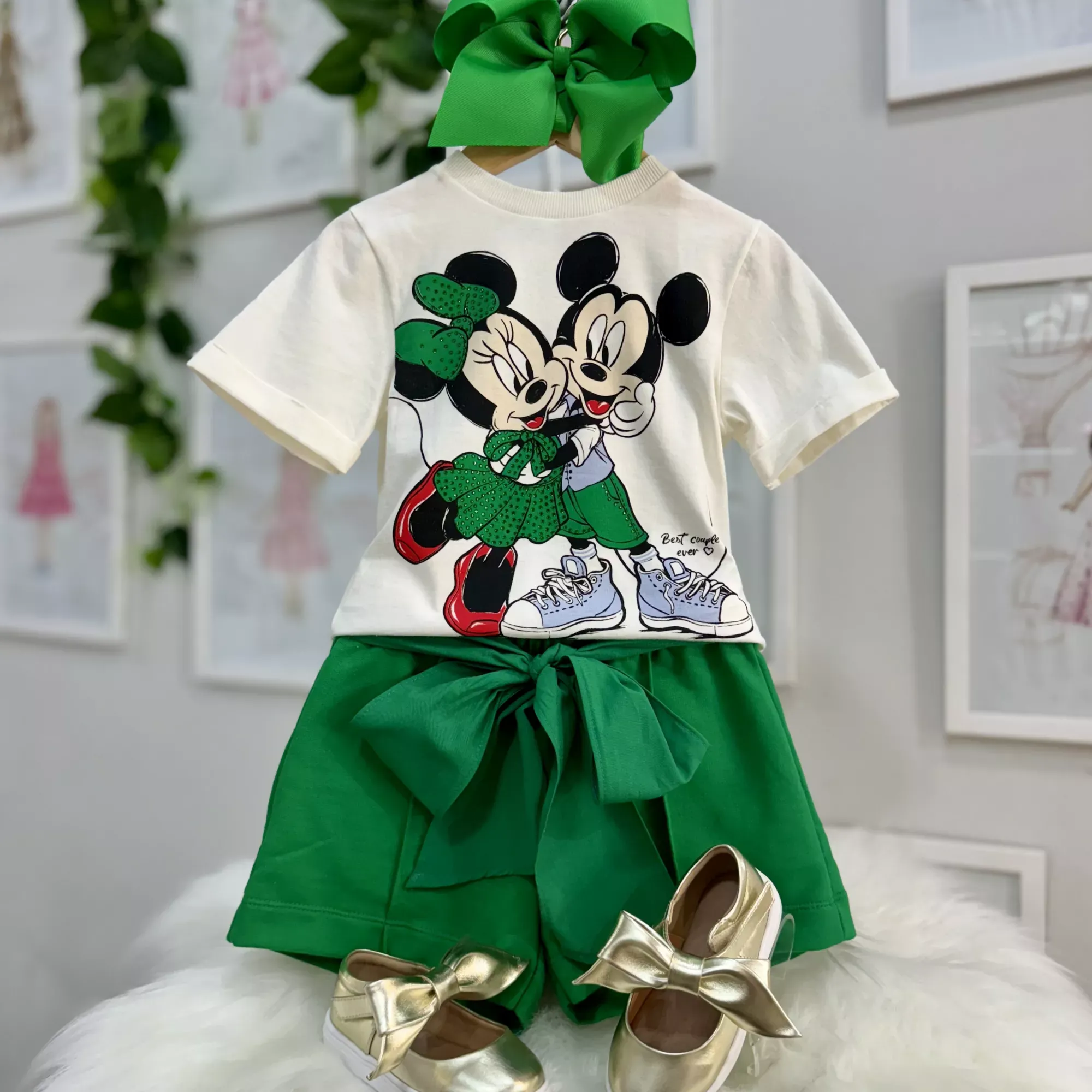 Conjunto Infantil Animê Blusa Off White Minnie Mickey Strass Shorts Verde Liso Laço Cintura