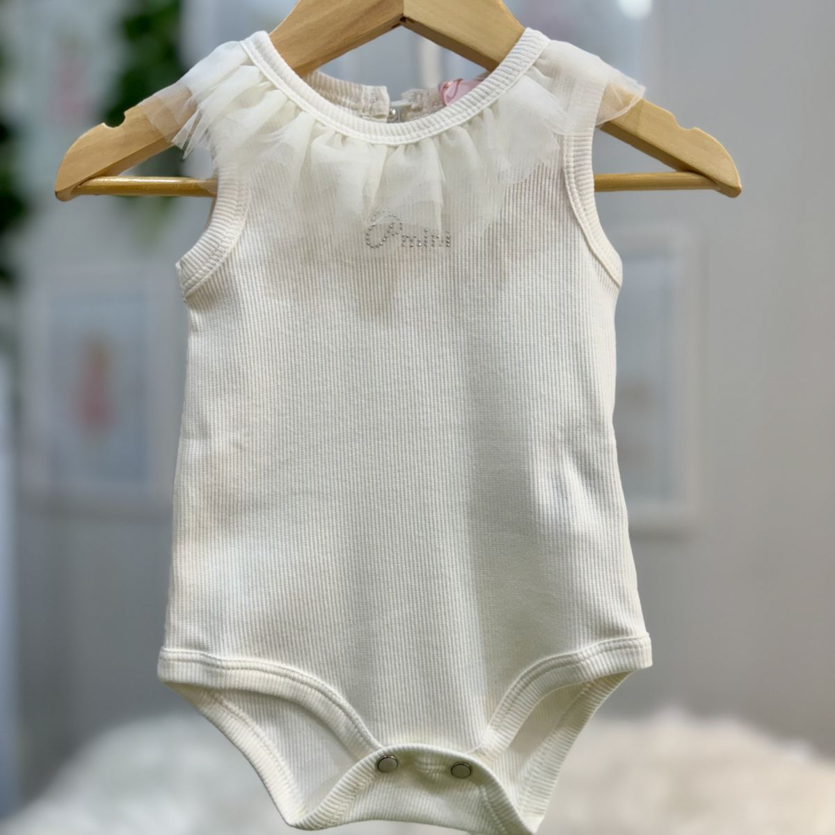 Body Infantil Pituchinhus Off White Canelado Gola Tule Aplicação Logo Strass