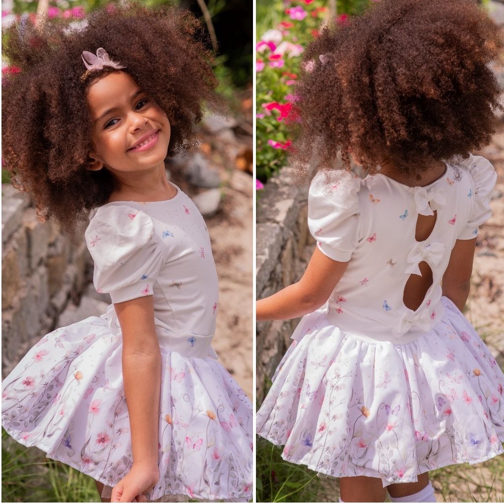 Body Vestido Infantil Yoyo Off-White Floral Strass Borboleta Paetês Laço Cintura