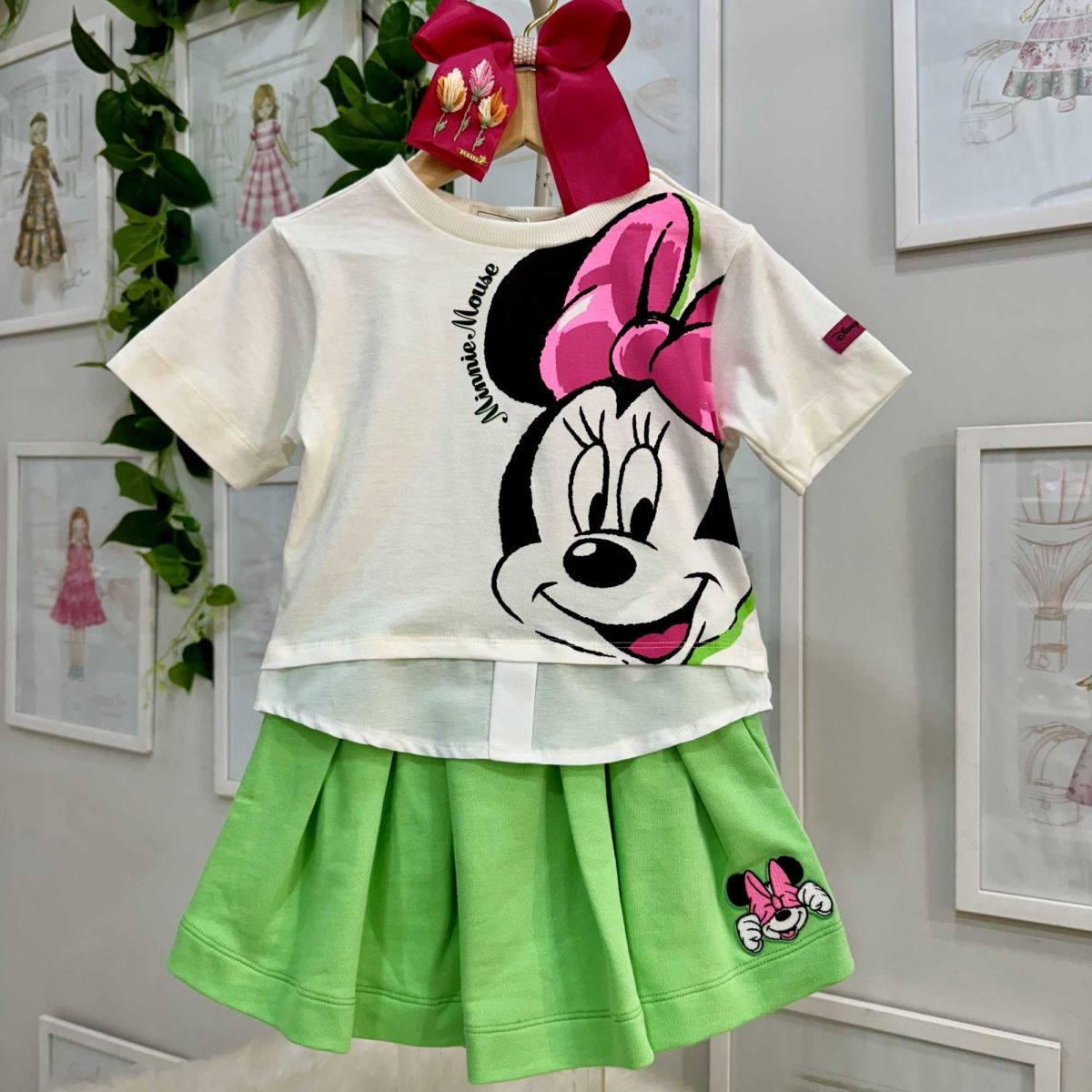 Conjunto Infantil Animê T-Shirt Off White/Tons De Rosa Shorts Verde Minnie Disney