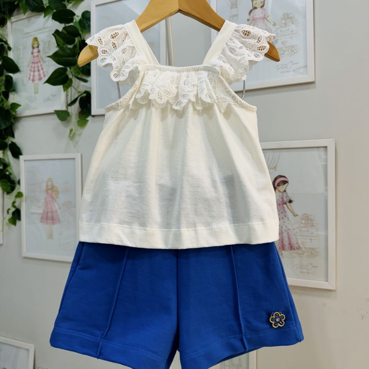 Conjunto Infantil Feminino Animê Blusa Off-White Bordado Shorts Azul Royal