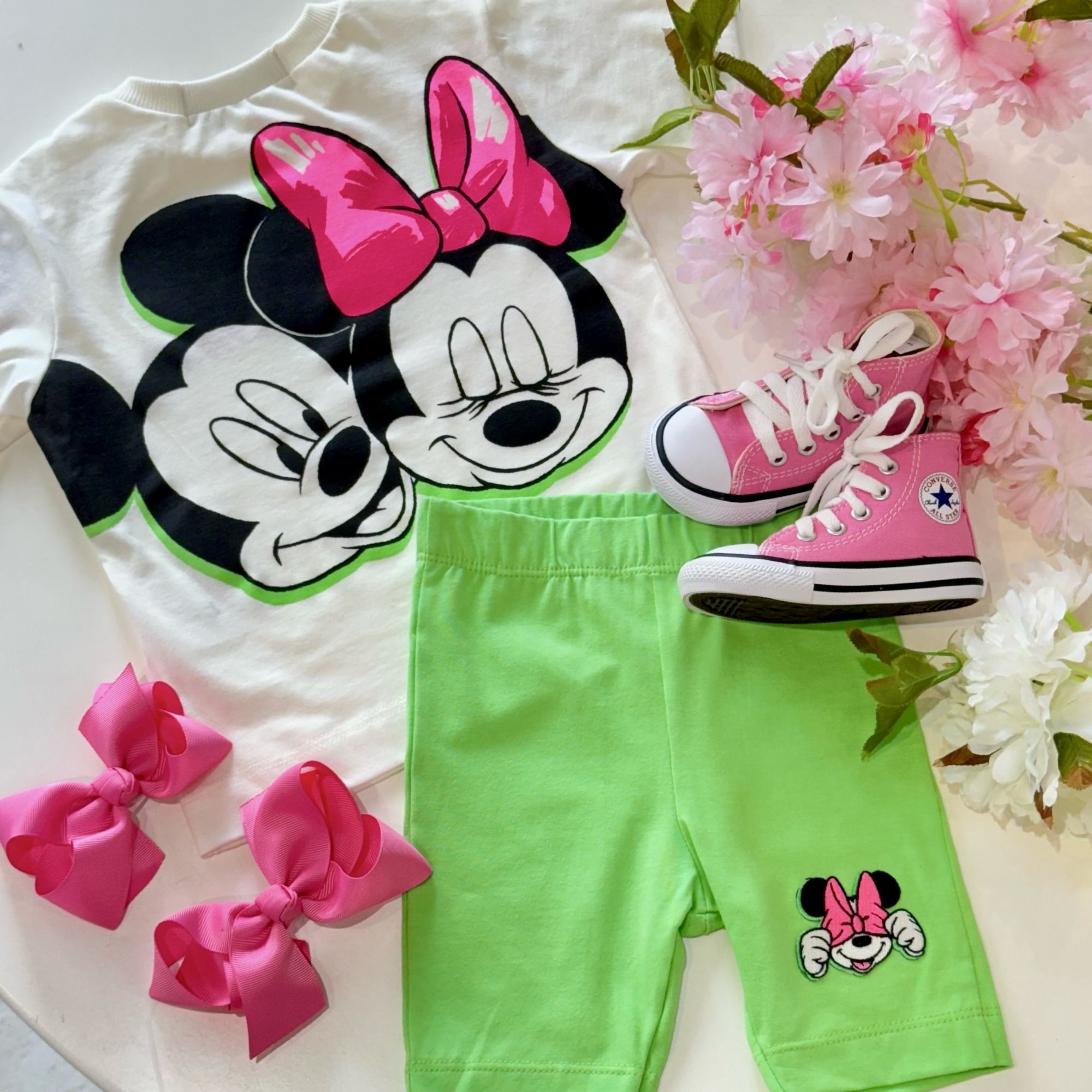 Conjunto Infantil Feminino Animê Minnie e Mickey Blusa Off-White Strass Shorts Verde Neon Bordado