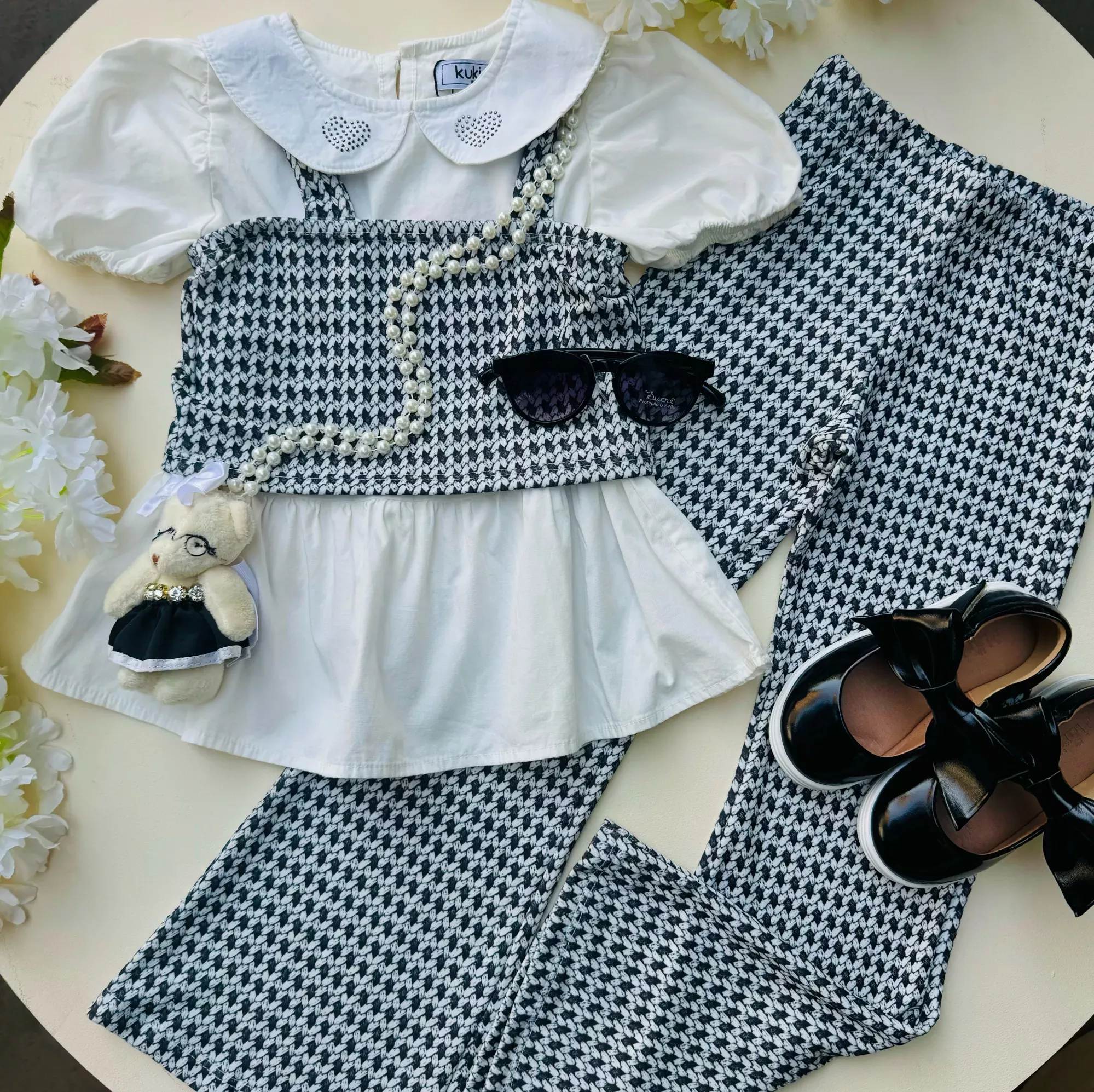 Conjunto Infantil Feminino Kukiê Três Peças Branco e Preto Estampa Trançado Camisa Top e Calça Flare