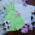 Conjunto Infantil Feminino Momi Blusa Off-White Manga Balonê Jardineira Verde Neon Sarja