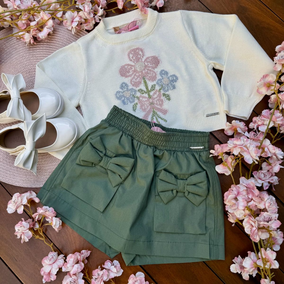 Conjunto Infantil Feminino Pituchinhus Blusa Off-White Cropped Flor Strass Shorts Saia Verde Escuro 