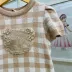 Conjunto Infantil Femino Pituchinhus Nude Tricot Xadrez Ursa Strass Pérolas Pele Fake