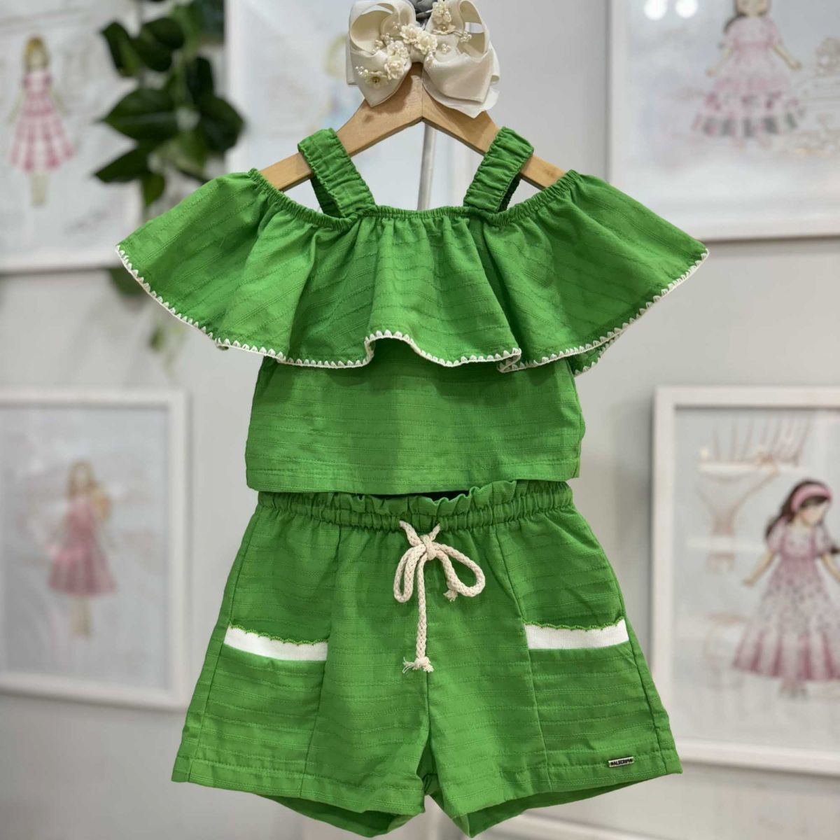 Conjunto Infantil Kukiê Blusa Cropped Verde Linho Alça Dupla Shorts Verde Linho Bolsos Amarração