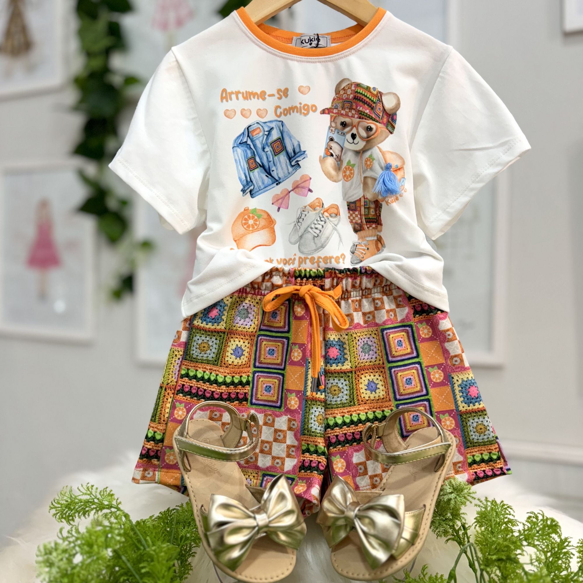 Conjunto Infantil Kukiê Blusa Off White Gola Laranja Ursinho Colorido Shorts Estampa Crochê