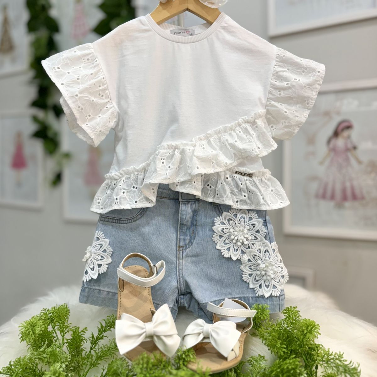 Conjunto Infantil Momi Blusa Off White Babados Shorts Jeans Aplique Flores Off White