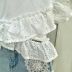 Conjunto Infantil Momi Blusa Off White Babados Shorts Jeans Aplique Flores Off White