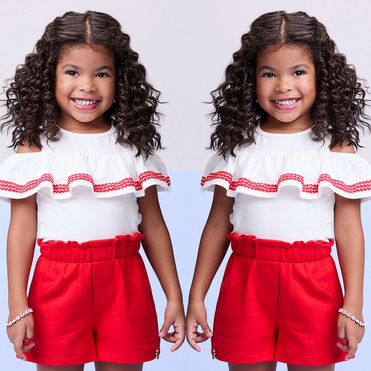 Conjunto Infantil Momi Blusa Off White Bordado Vermelho Abertura Ombros Shorts Vermelho Liso