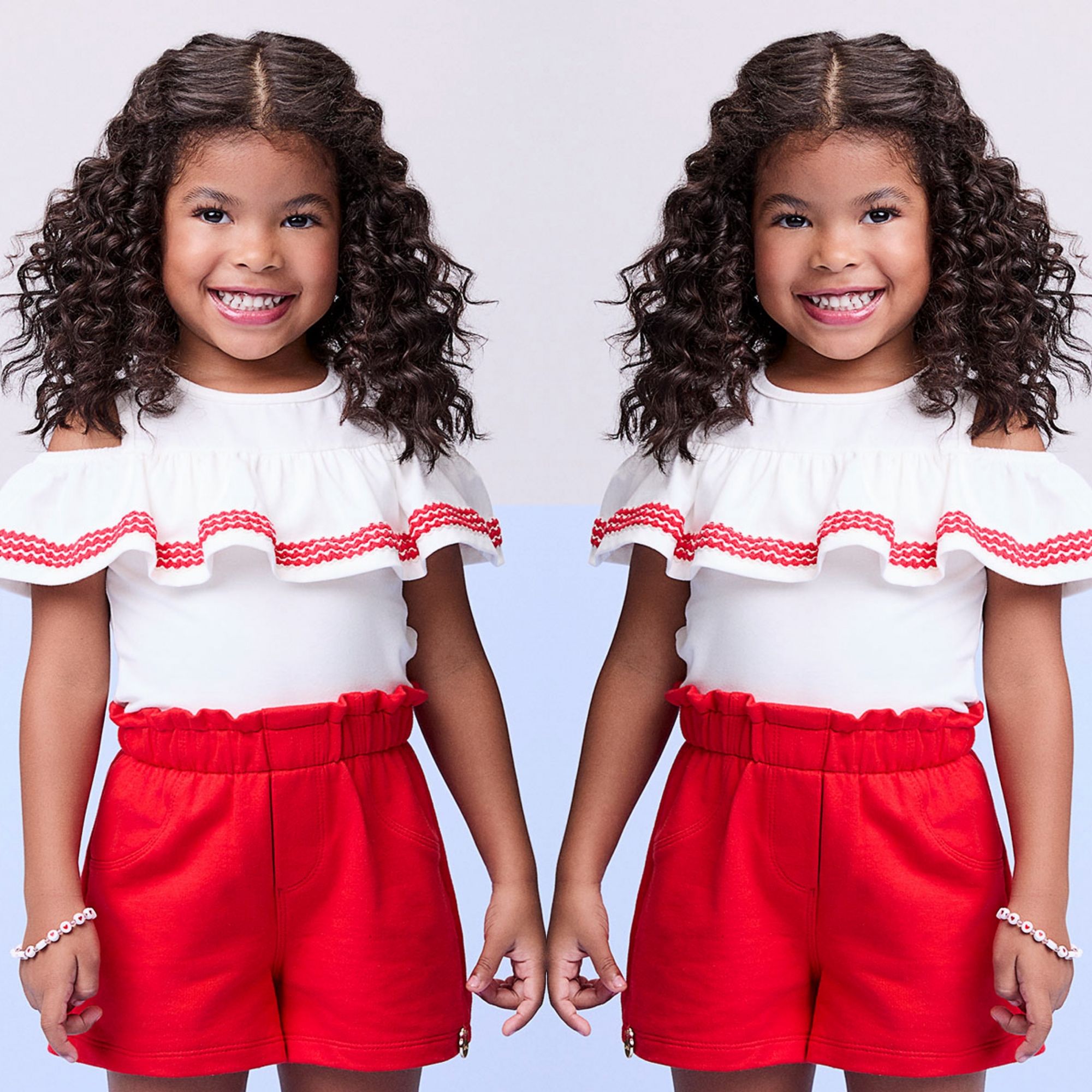 Conjunto Infantil Momi Blusa Off White Bordado Vermelho Abertura Ombros Shorts Vermelho Liso