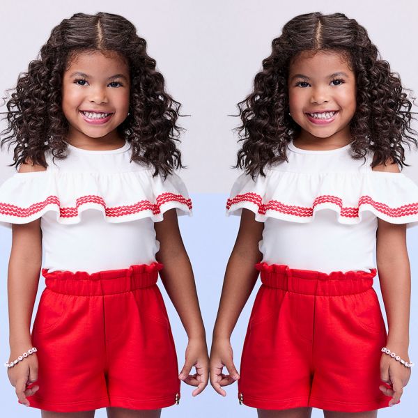 Conjunto Infantil Momi Blusa Off White Bordado Vermelho Abertura Ombros Shorts Vermelho Liso