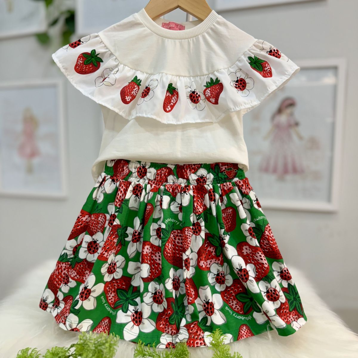 Conjunto Infantil Momi Blusa Off-White Estampa Joaninha Morango Saia-Shorts Floral