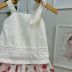 Conjunto Infantil Momi Blusa Off White Lisa Detalhe Vazado em Laise Saia Estampa Morango em Laise