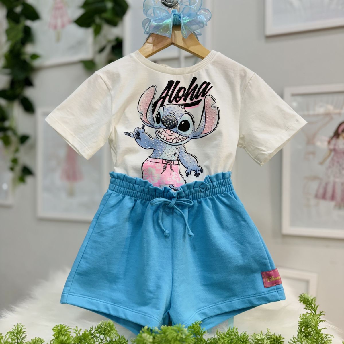 Conjunto Infantil Momi Blusa Off White Stitch Disney Strass Shorts Azul Capri Amarração Cintura