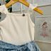 Conjunto Infantil Momi Regata Off White Canelada Babado Ombros Saia Azul Celeste Bordada 