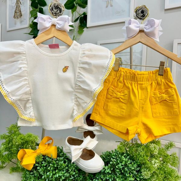 Conjunto Infantil Momi Regata Off White Ombros Bordado Amarelo Short Amarelo Bolso Laço