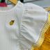 Conjunto Infantil Momi Regata Off White Ombros Bordado Amarelo Short Amarelo Bolso Laço