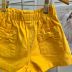 Conjunto Infantil Momi Regata Off White Ombros Bordado Amarelo Short Amarelo Bolso Laço