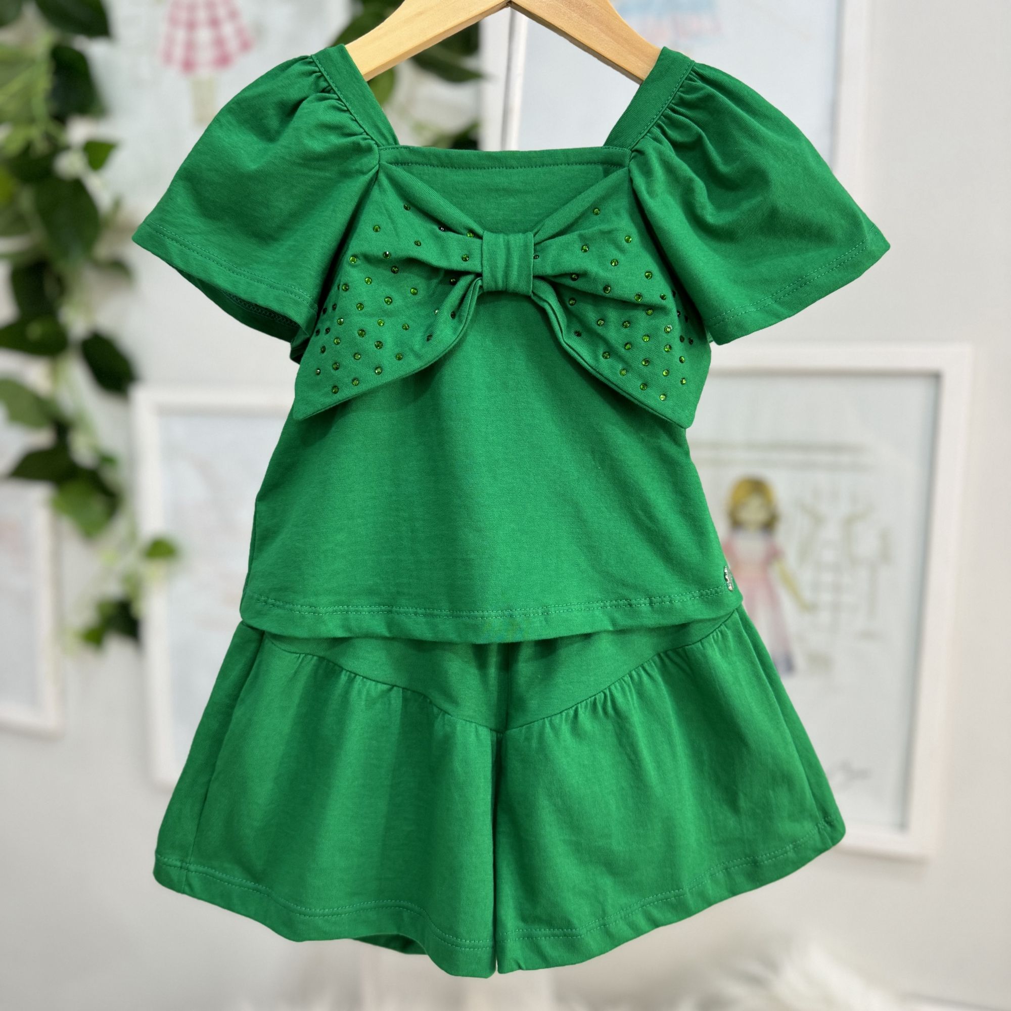 Conjunto Infantil Momi Verde Ombros Flutuantes Lisa Laço Strass Shorts Liso Verde