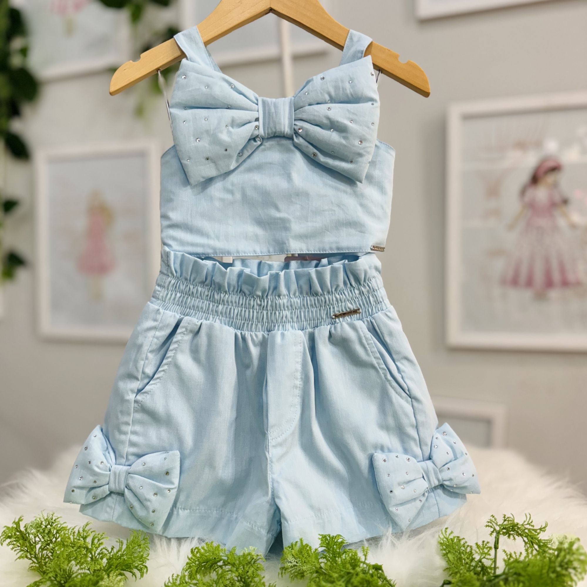 Conjunto Infantil Pituchinhus Blusa Azul Em Algodão Lisa Maxi Laço Strass Shorts Liso Laço Strass