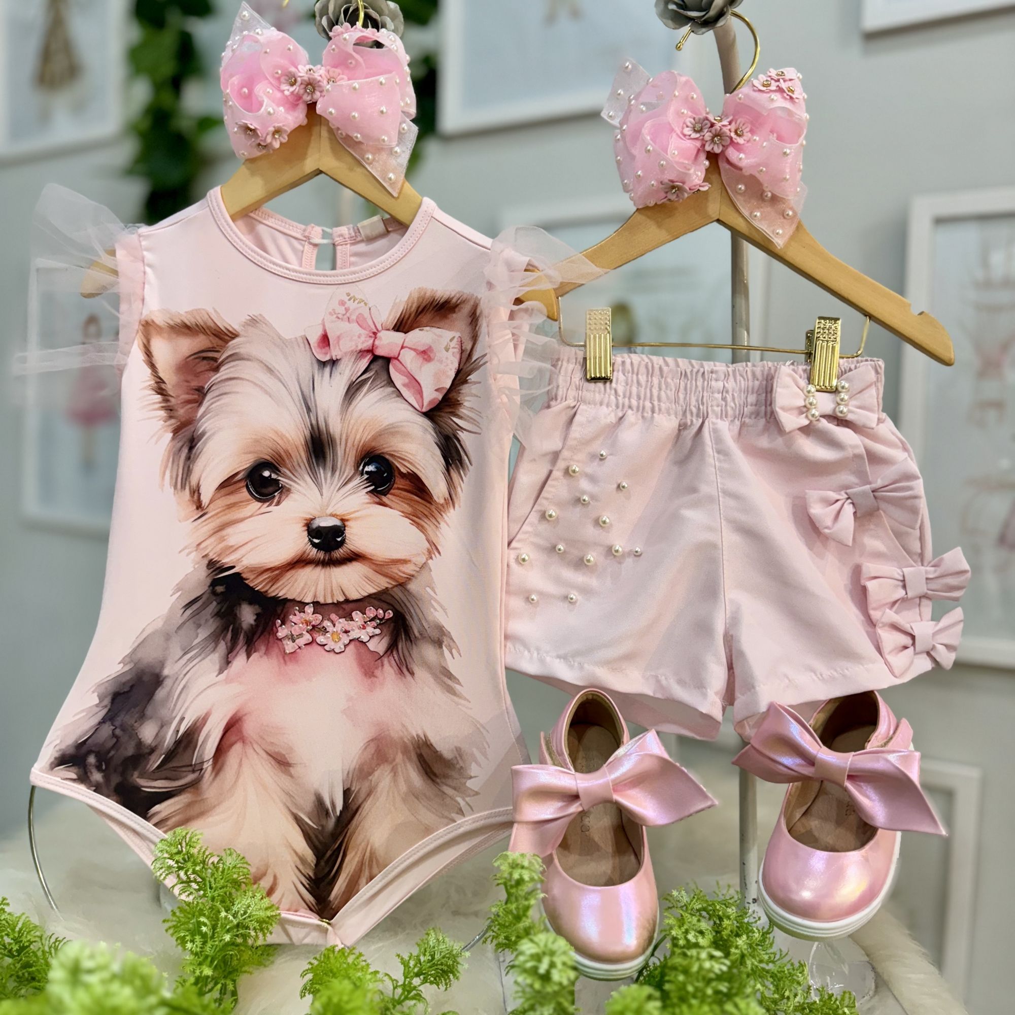 Conjunto Infantil Yoyo Body Rosa Claro Ombros Tule Cachorrinha Short Rosa Claro Laço Pérolas