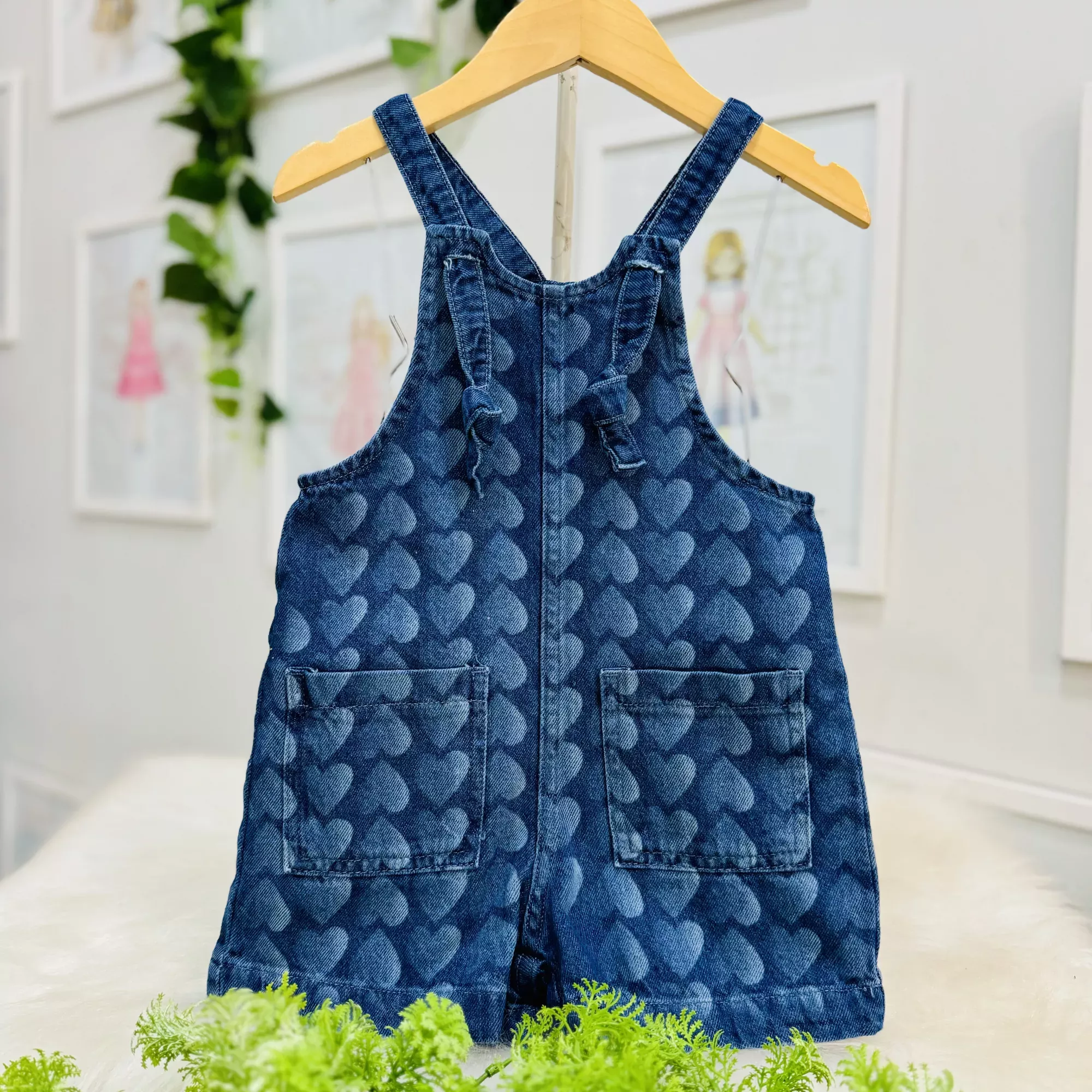 Jardineira Infantil Feminina Momi Jeans Estampa Corações