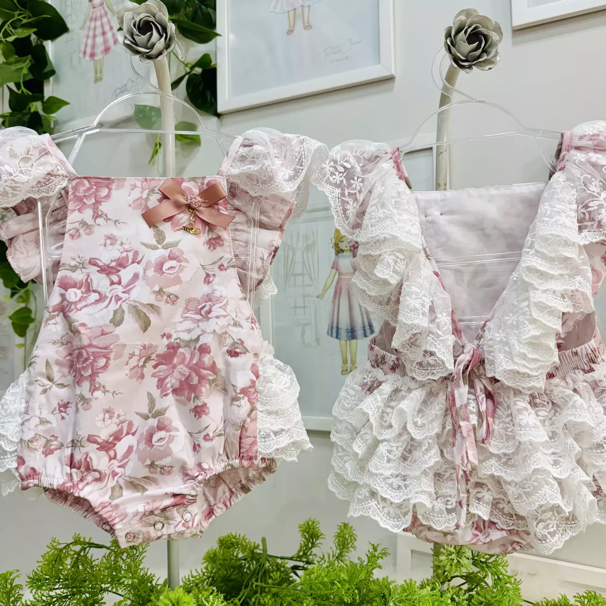 Jardineira Infantil Feminina Roana Rose Floral com Renda e Amarração nas Costas