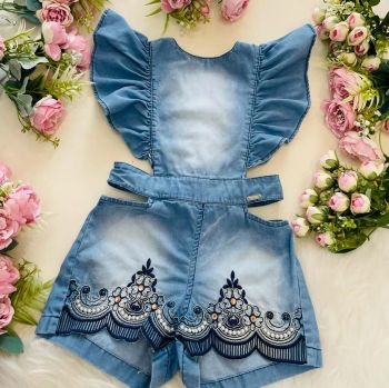 Macaquinho Infantil Feminino Kukixo Jeans Bordado Pedraria Manga Babados