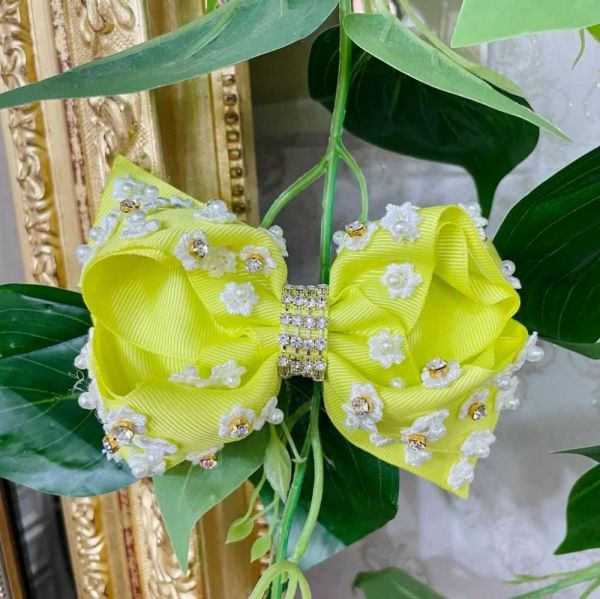 Laço Infantil Euro Baby de Gorgorão Amarelo Neon com Mini-Flores Brancas Pérolas e Strass