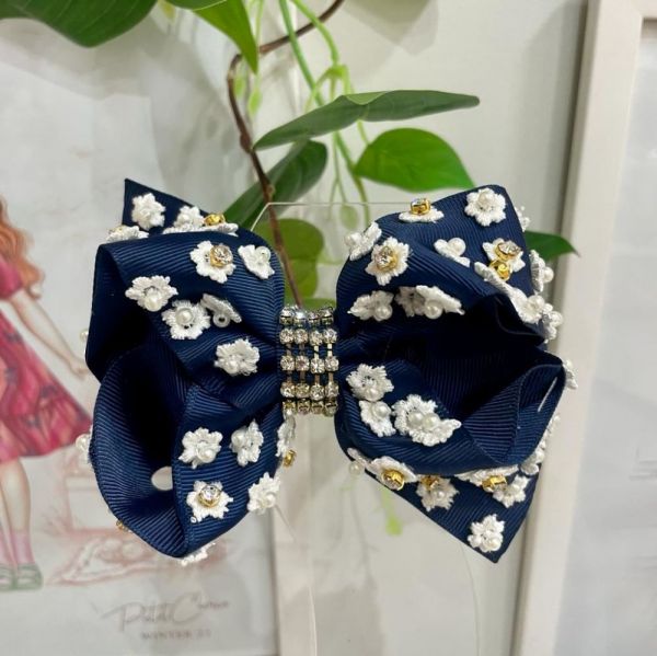 Laço Infantil Euro Baby Kids de Gorgorão Azul Marinho com Mini-Flores Brancas Pérolas e Strass