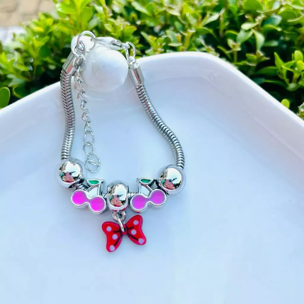 Pulseira Infantil Euro Baby Prata Berloques Laço e Cerejas Rosas