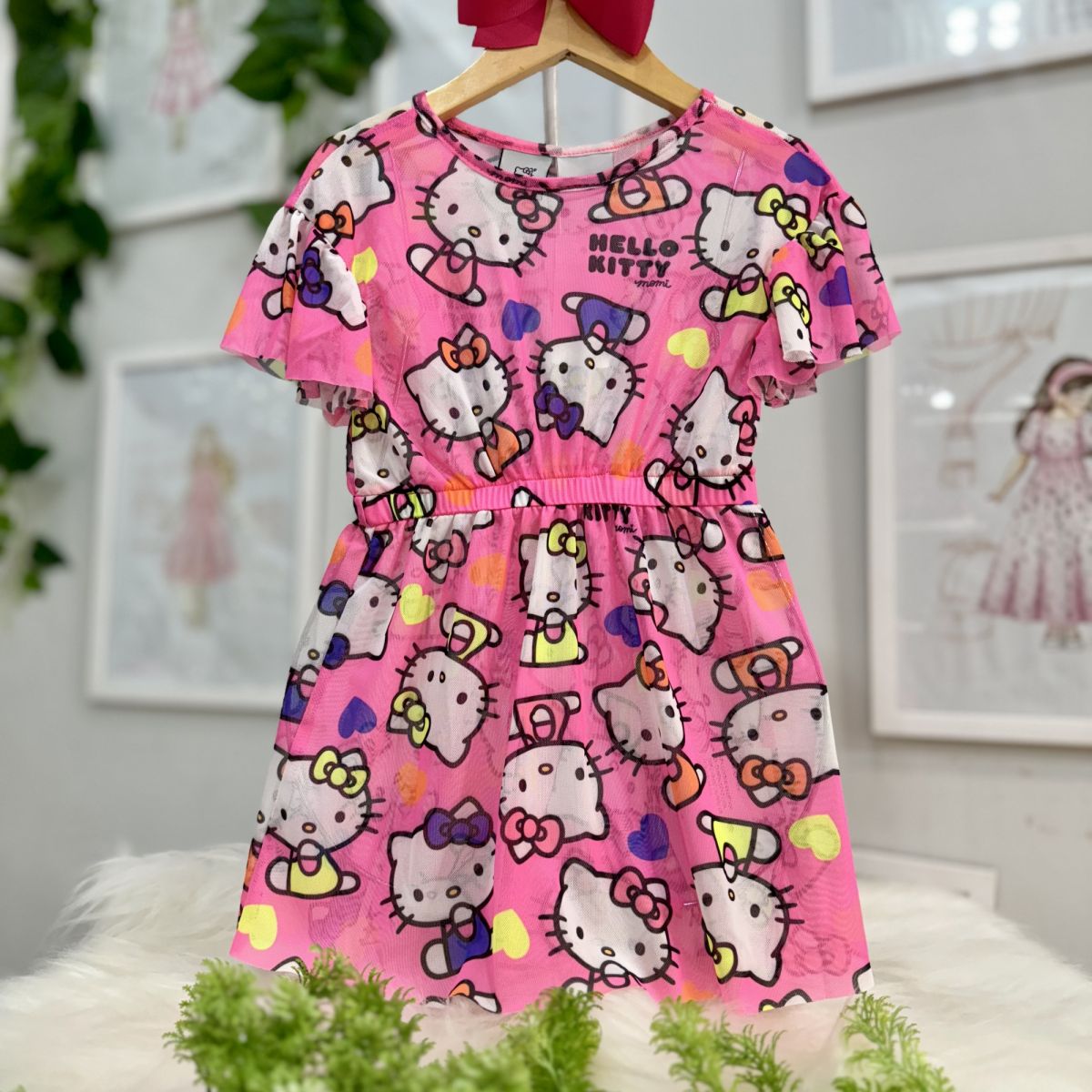 Vestido Saída de Praia Momi Rosa Hello Kitty Corações Neons Manga Babado 