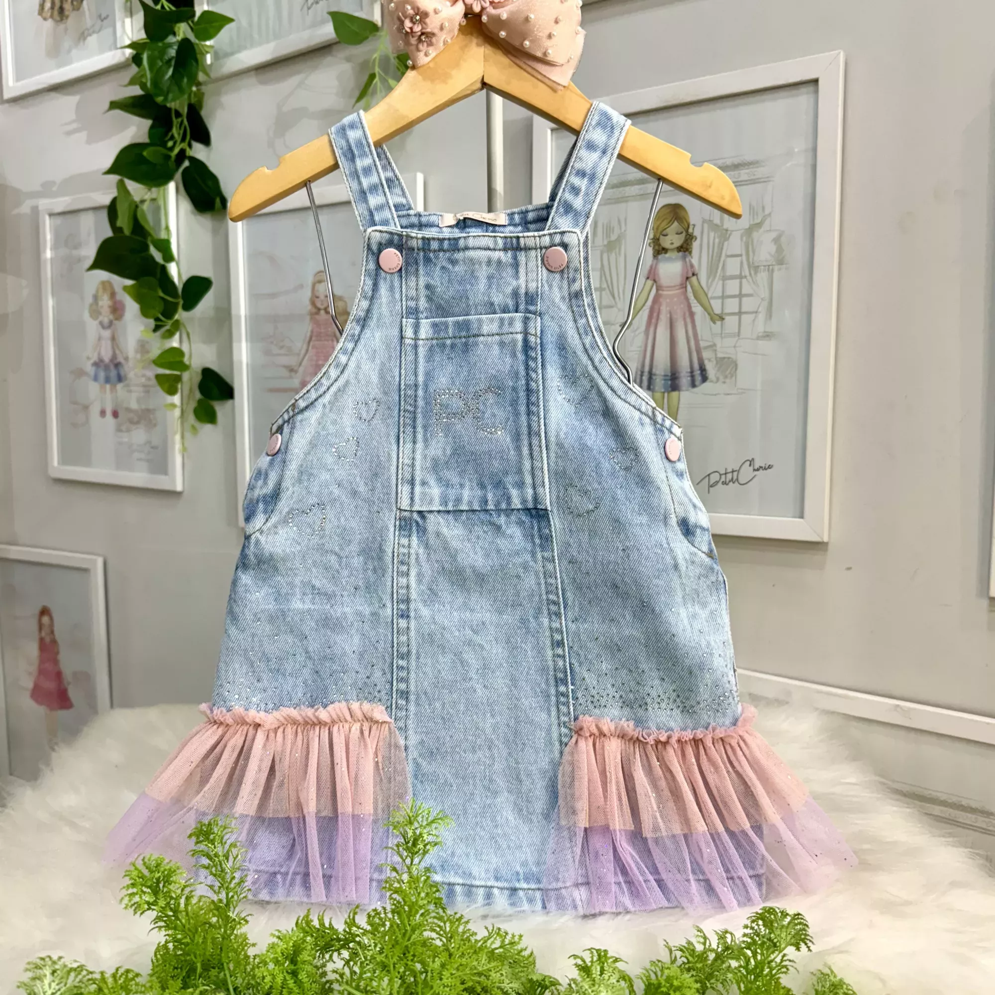 Salopete Infantil Petit Cherie Jeans Claro Strass Corações Tule Brilho