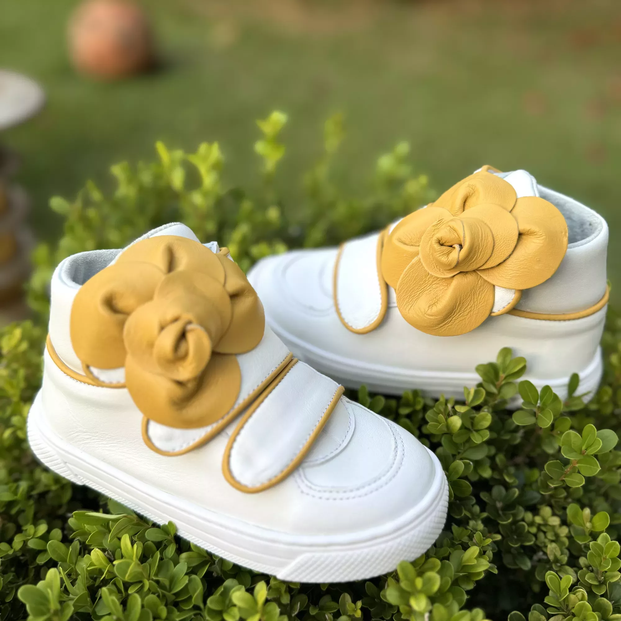 Tênis Infantil Feminino Amoreco em Couro Branco com Aplicação de Flores Amarelo 