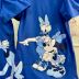 Vestido Infantil Animê Azul Mickey e Amigos Estampa Frente Verso Aplicação Logo Strass