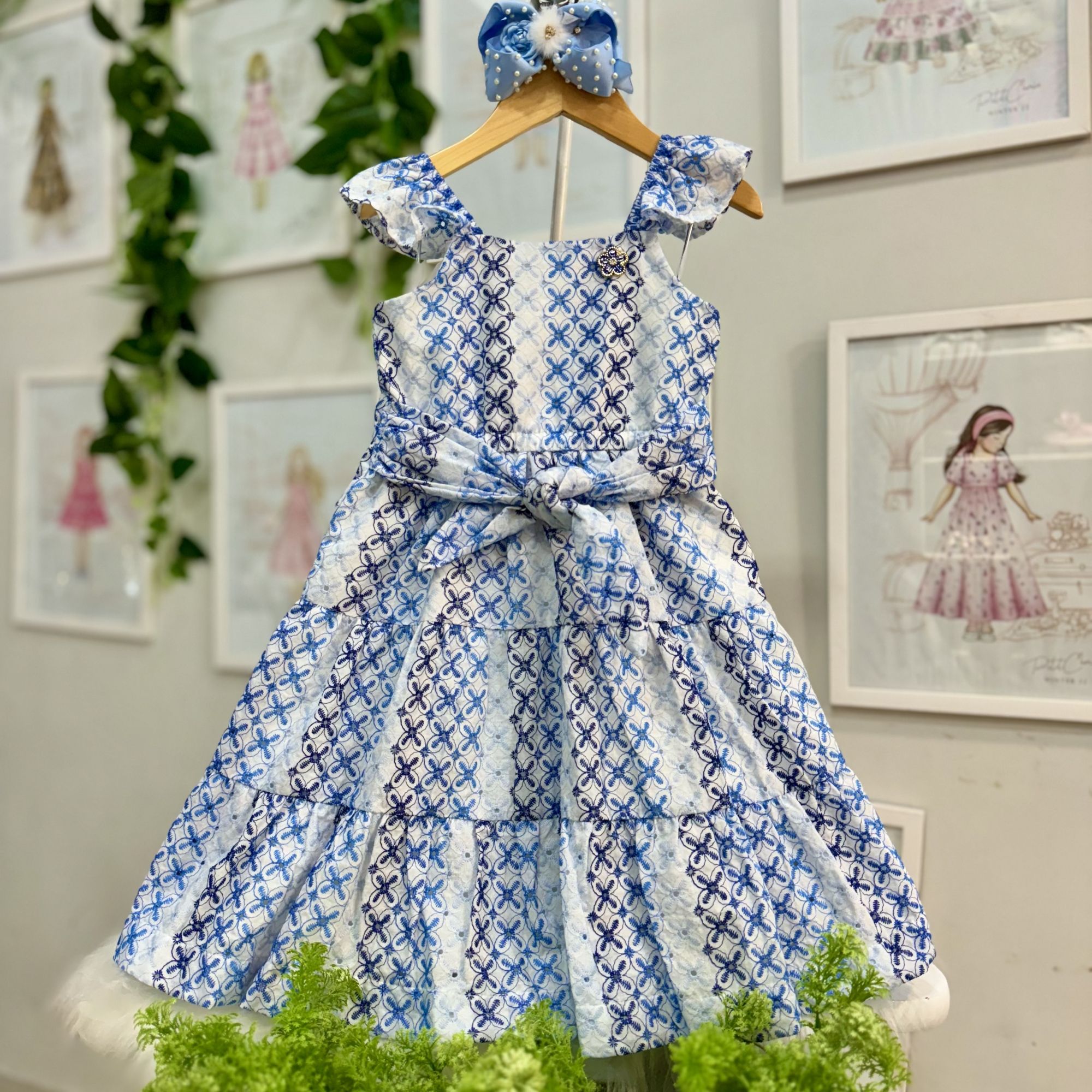 Vestido Infantil Animê Tons de Azul Laise Ombros Flutuantes Amarração Cintura Aplicação flor Strass