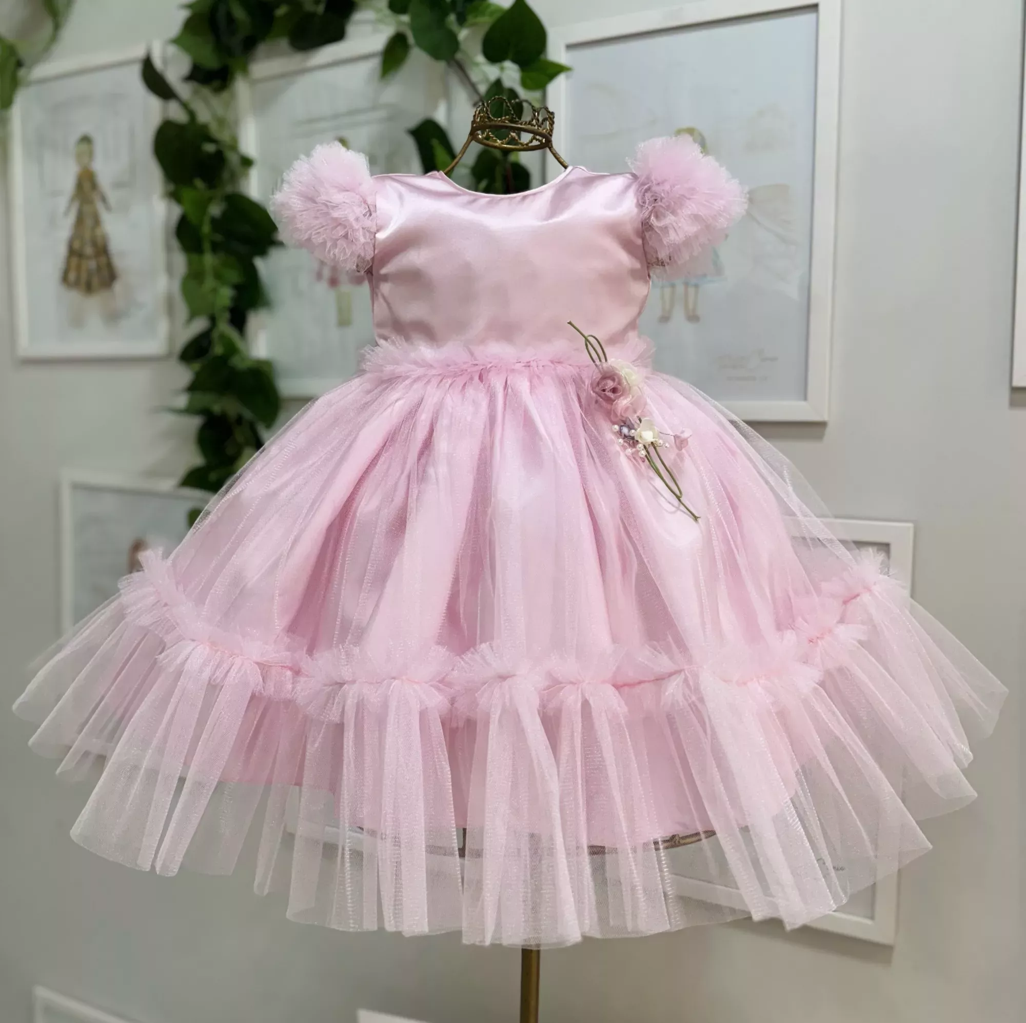 Vestido Infantil de Festa Luxo Kopela Rosa Manga Fru Fru Saia Tule Camadas e Broche Flor