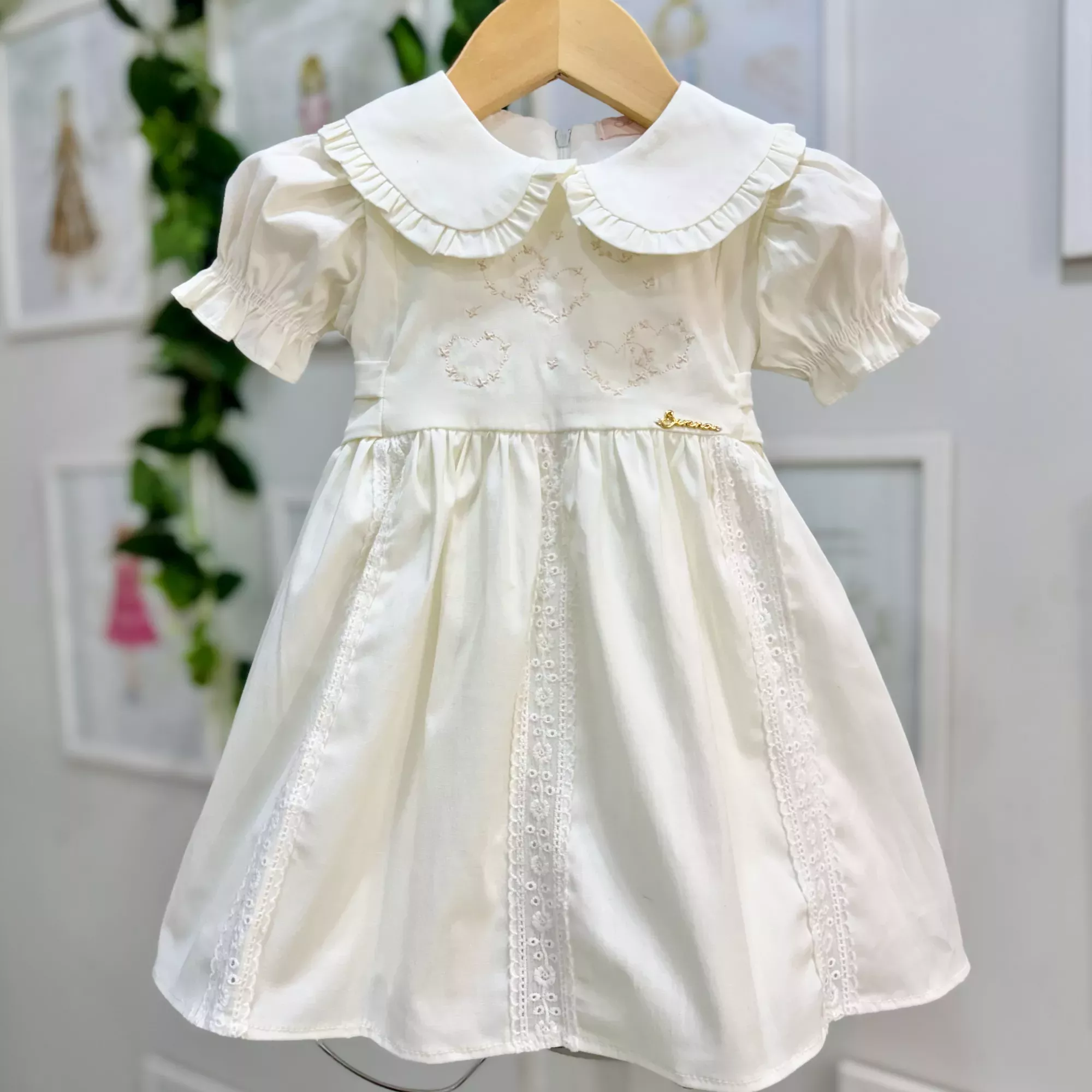 Vestido Infantil Feminino Off-White Bordado Corações Manga Bufante Gola Boneca