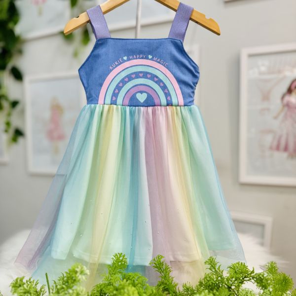 Vestido Infantil Kukiê Azul Estampa Arco Íris Sobrep.Tule Colorido Strass Alça Lilás Brilho 