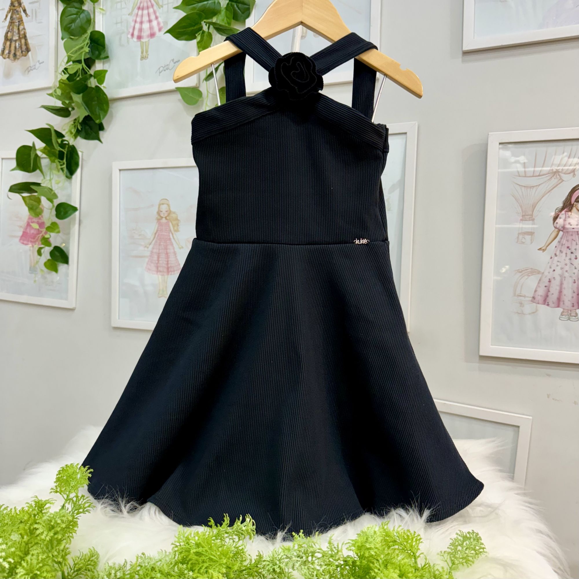 Vestido Infantil Kukiê Preto Soft Line Canelado Liso Alça Cruzada Flor Central Removível 