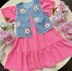 Vestido Infantil Kukiê Rosa Chiclete Colete Jeans com Flores Neon e Pompom