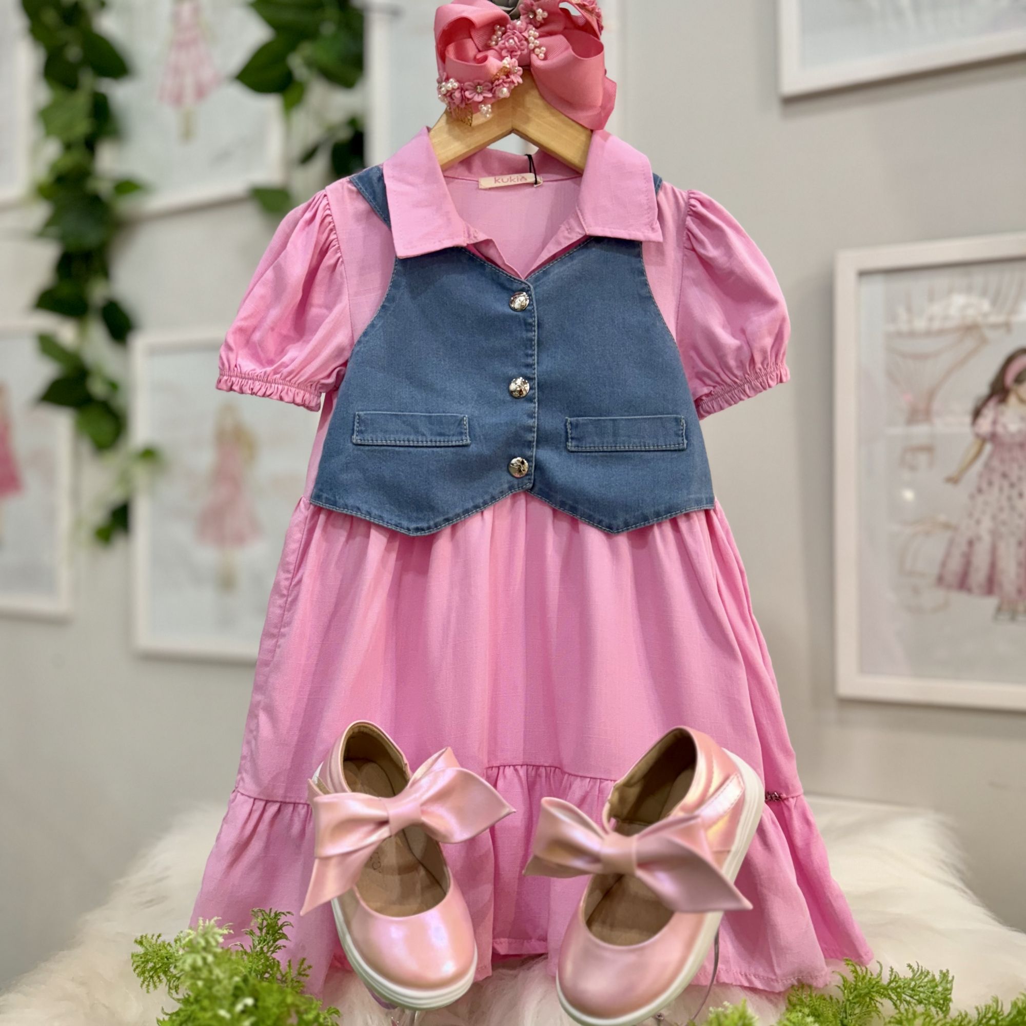 Vestido Infantil Kukiê Rosa Cravo Liso Manga Bufante Viscose Sobreposição Colete Jeans Babados