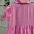 Vestido Infantil Kukiê Rosa Cravo Liso Manga Bufante Viscose Sobreposição Colete Jeans Babados