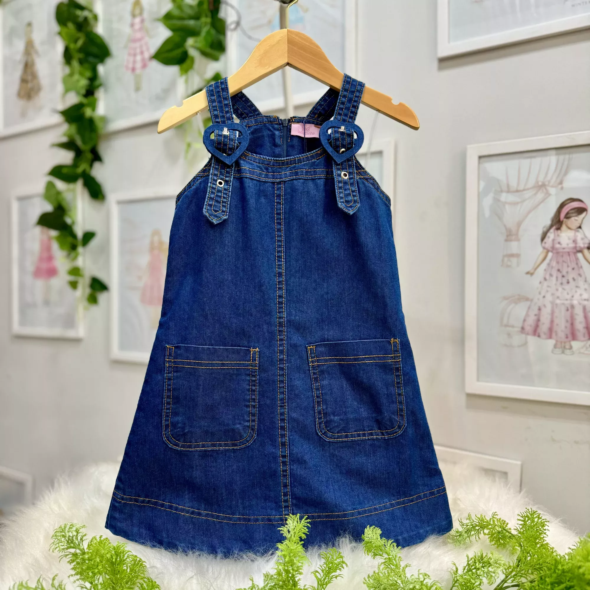 Salopete Infantil Luluzinha Jeans Escuro Trapézio Alça Ajustável Feixe Coração