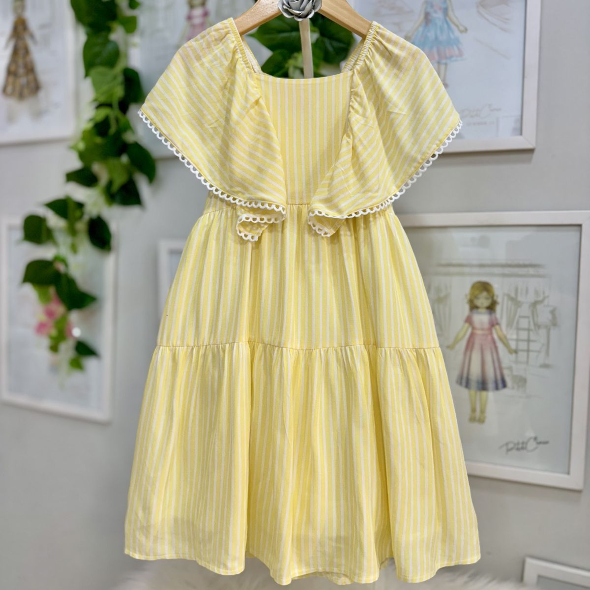 Vestido Infantil Momi Amarelo Listras Off-White Ombros Flutuantes Manga Borboleta Renda