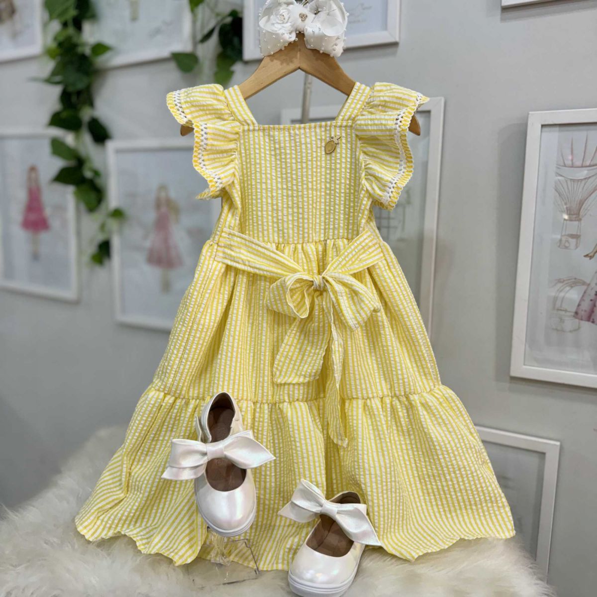 Vestido Infantil Momi Amarelo Manteiga Listras Off White Bordado Ombros Amarração Cintura Babados