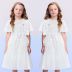 Vestido Infantil Momi Branco Laise Liso Amarração Cintura Abertura e Amarração Costas Strass Babados